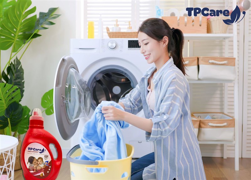 Cách tẩy sạch vết dầu mỡ trên tạp dễ và áo bếp nhanh chóng