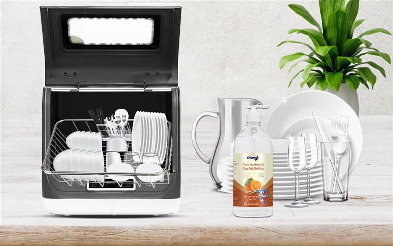 Rửa chén bằng nước nóng hay nước lạnh sẽ tốt hơn?