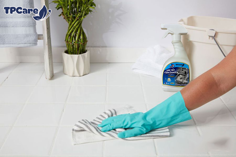 Sử dụng nước tẩy cặn canxi đúng cách để bảo vệ sàn nhà