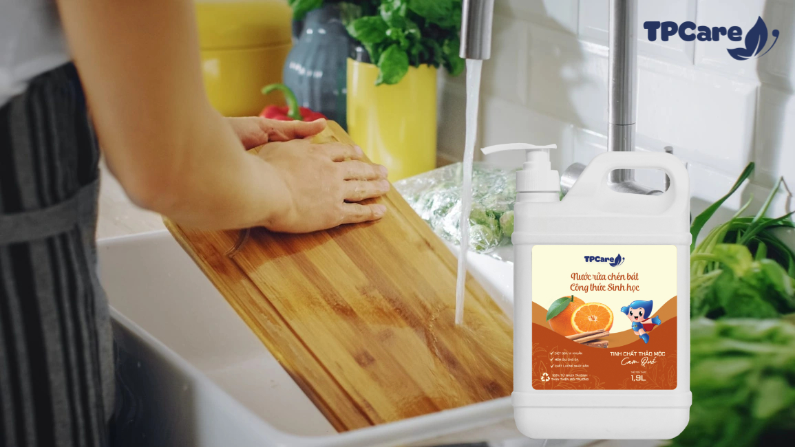Cách làm sạch dao thớt gỗ an toàn với nước rửa bát công nghệ sinh học TPCare